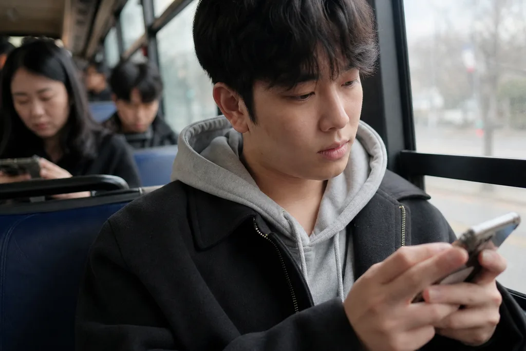 대화 목록과 메시지 스레드, 접속 표시가 있는 메신저 화면
